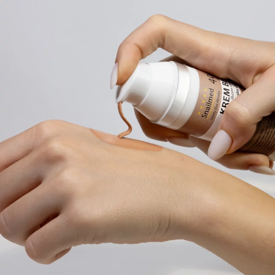 Matująco regenerujący Krem BB w ciemnym naturalnym odcieniu z naturalnym śluzem ślimaka oraz woskiem pszczelim